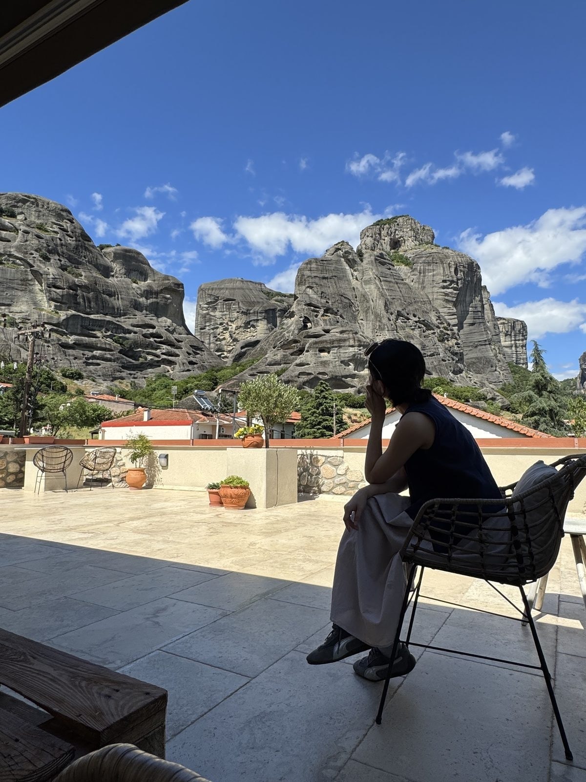 Oikia Guesthouse 2 樓露台，坐著直望 Meteora 巨岩群
