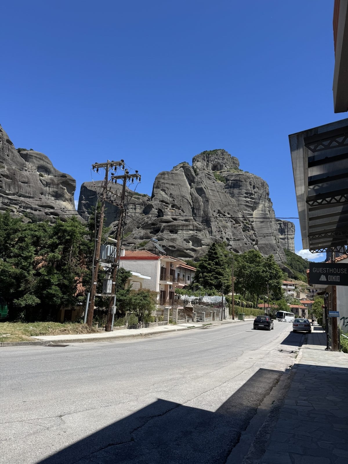 Oikia Guesthouse 外觀，背景為 Meteora 巨岩