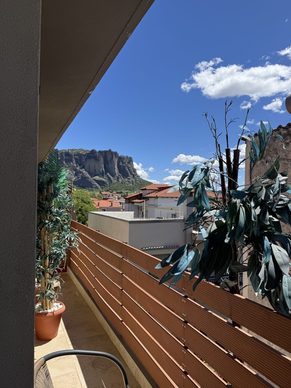 Oikia Guesthouse 小陽台，遠眺 Meteora 巨岩與藍天