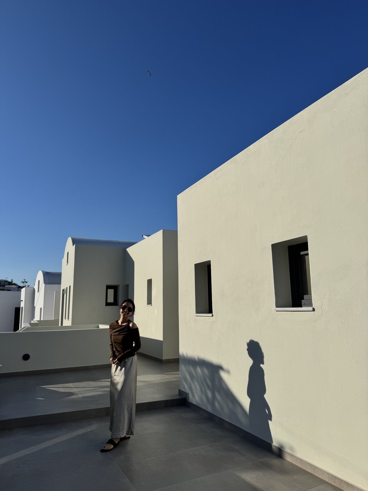 Kudos Suites 公共區域白色建築與藍天