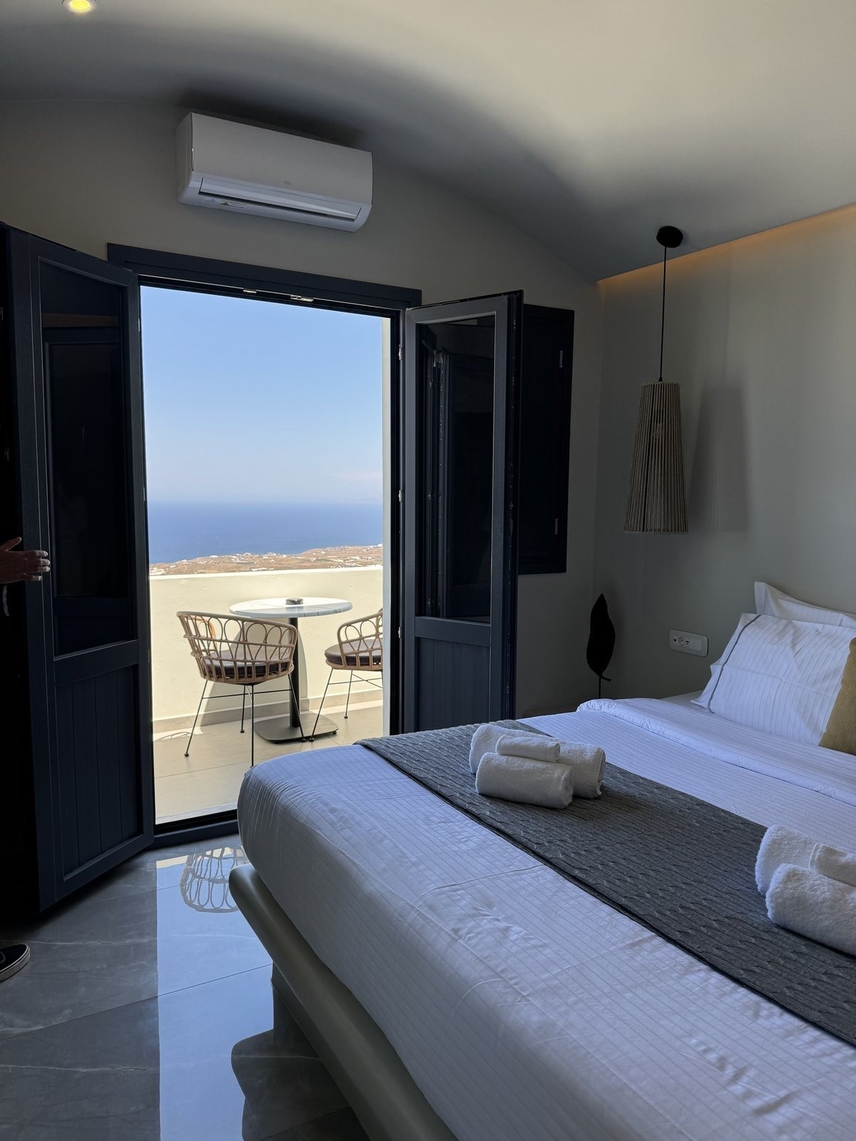 Kudos Suites 高級海景套房臥室，落地門敞開通往陽台與愛琴海視野