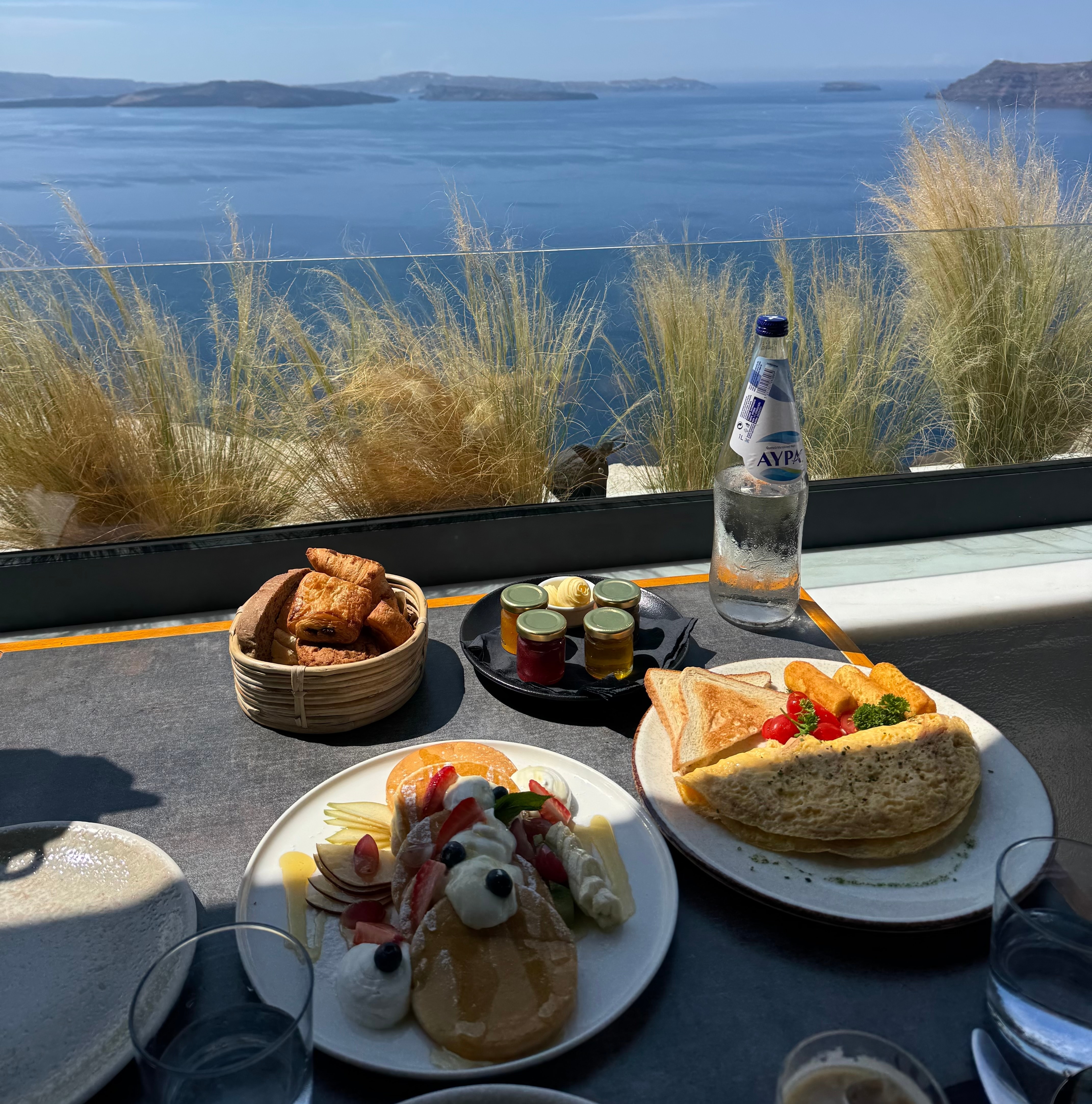 Thalami Restaurant 早餐，包含歐姆蛋、麵包盤與水果甜鬆餅